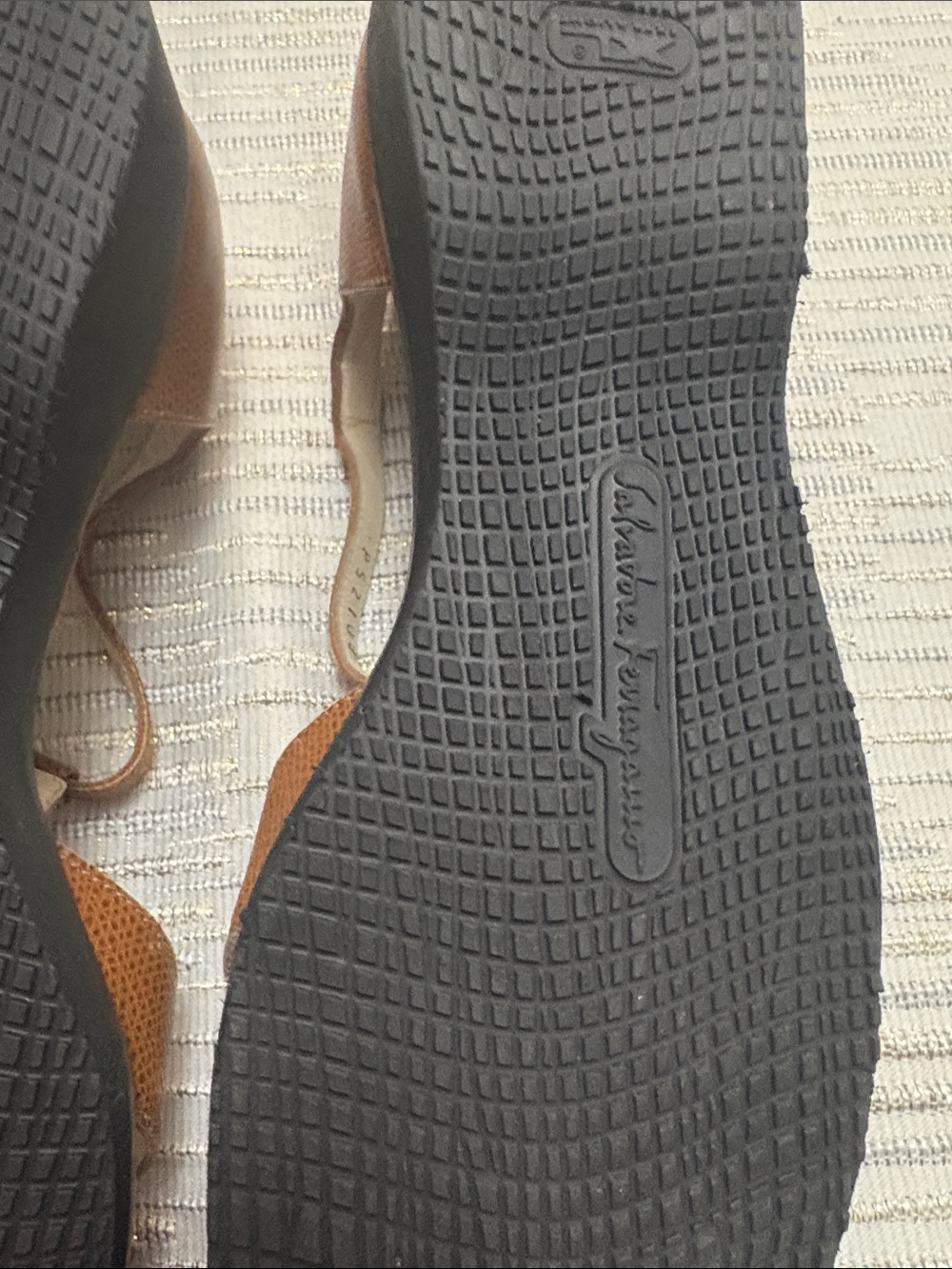 Salvatore Ferragamo Tan Brown Pebbled Leather T-Strap Flats Size 8A Narrow - Picture 3 of 10
